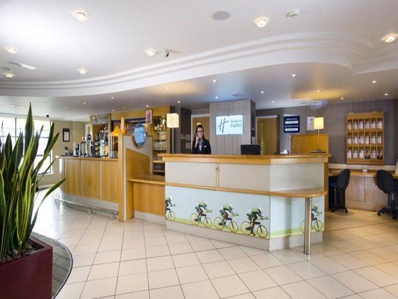 Holiday Inn Express London Luton Airport, An Ihg Hotel Esterno foto